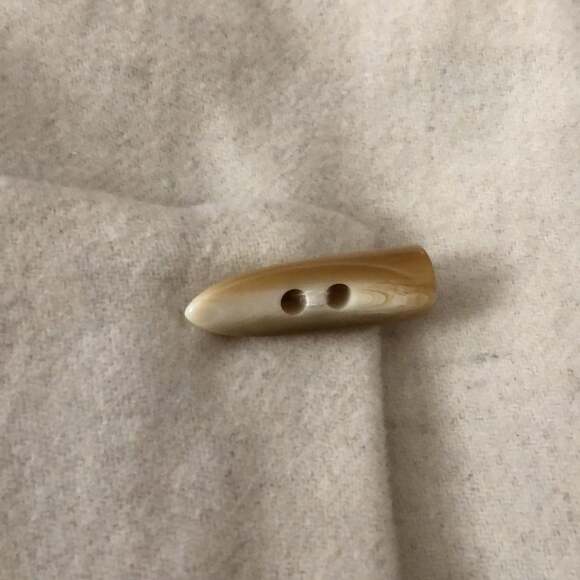 LA BOUTIQUE Wool Wrap cream Skirt with Horn button closing size 6 - Picture 8 of 12